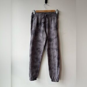 TNA Aritzia Cozy Mid-rise Fleece Purple tie dye
Boyfriend Sweatpant Jogger xS.